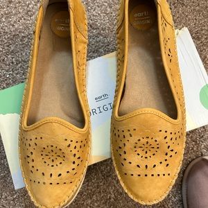 Really comfy Earth Origin leather flats. Nice summer shoe.